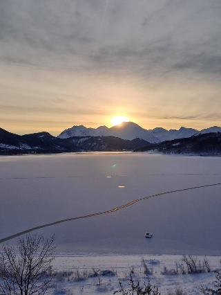 Campotosto, il lago si trasforma in una distesa di ghiaccio
